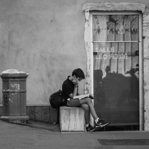 Enfant qui lit dans la rue