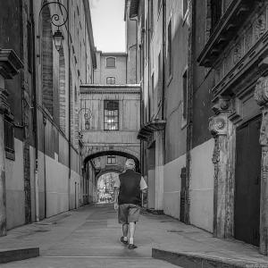 Homme qui marche dans la rue